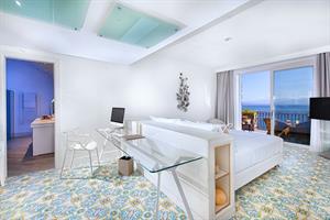 Junior Suite Deluxe - TERRAZZA VISTA MARE &amp; VASCA IDROMASSAGGIO SCAVATA NELLA ROCCIA 
